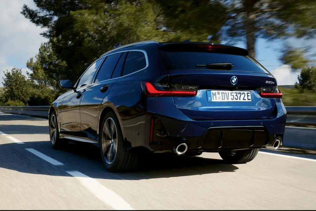 BMW-330-e-touring-back