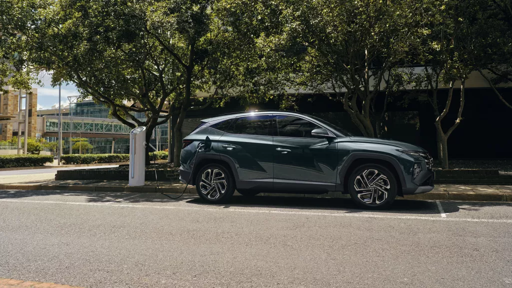Hyundai_Tucson_PHEV_laddar