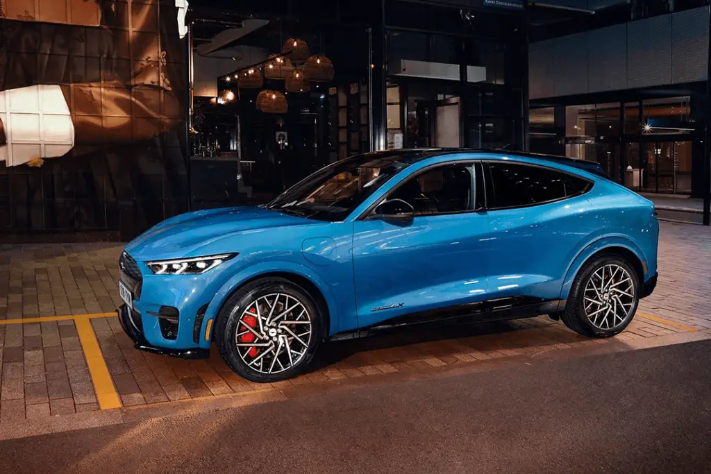 Ford-Mustang-Mach-E-GT-extriör