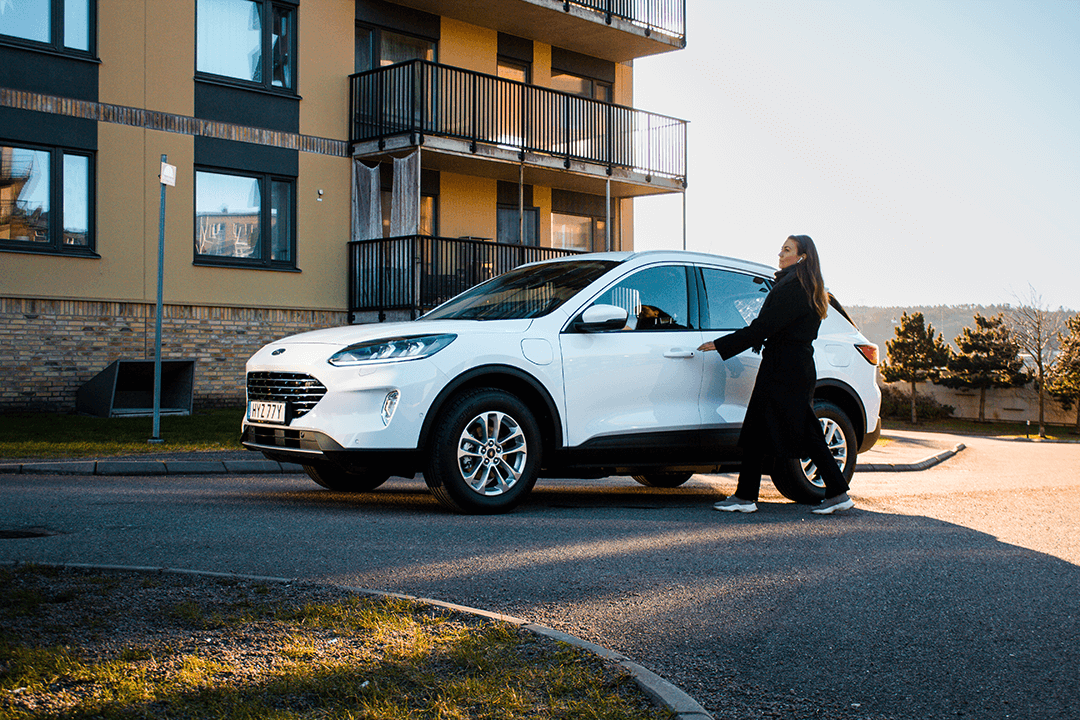 Ford-Kuga-Titanium-Woman-Opens-Car