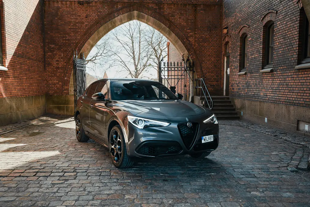 Alfa-Romeo-Stelvio-front-side