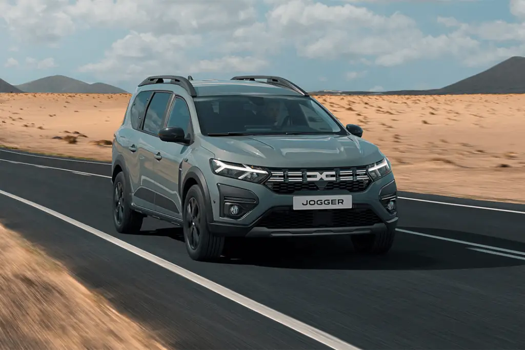 dacia-jogger-kör-i-öken