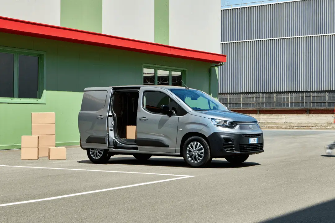 Fiat-doblo-action-skåpbil-lastas-med-lådor