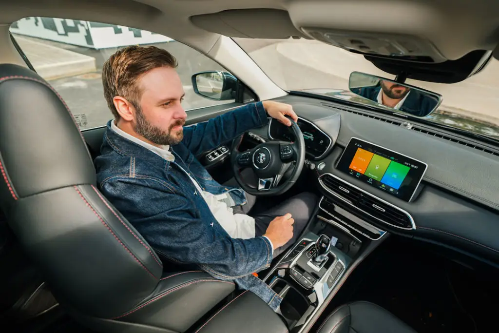MG-EHS-Plug-In-Front-Man-Inside-Car