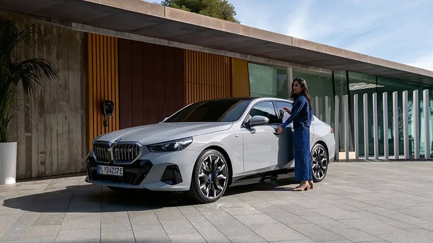 BMW-530e-xDrive-Kvinna-går-in-i-bil