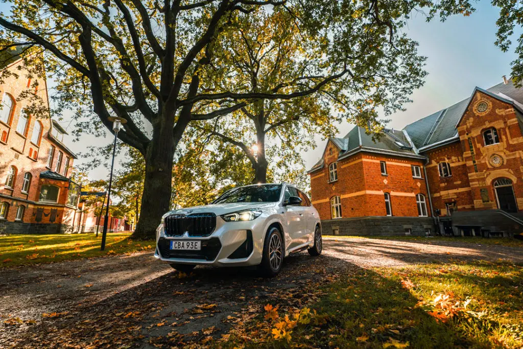 BMW-X1-Höst-Bil-byggnader-i-bakgrund