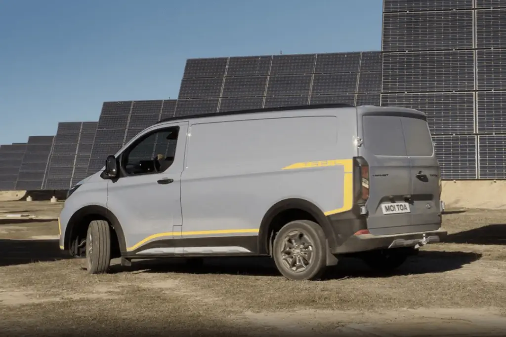 Ford-E-Transit-Custom-framför-solceller