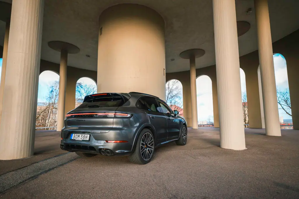 Porsche-Cayenne-E-Hybrid-Bak-Sida