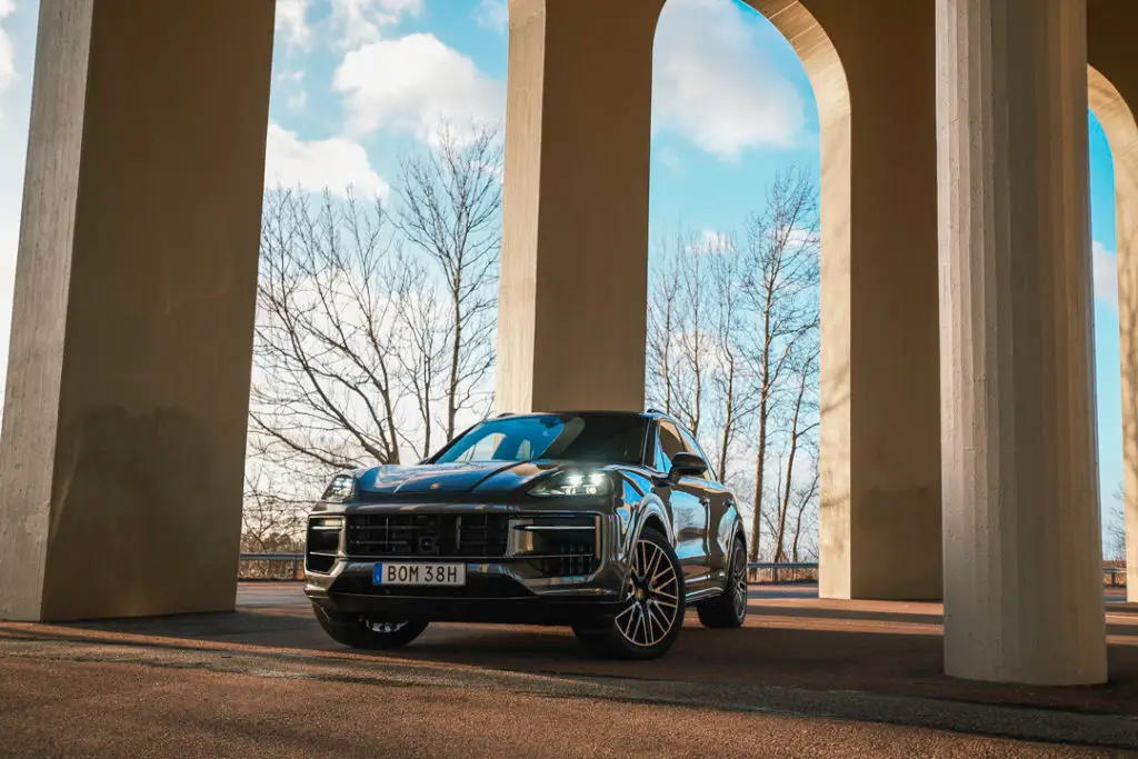 Porsche-Cayenne-E-Hybrid-Front-Sida-Torn