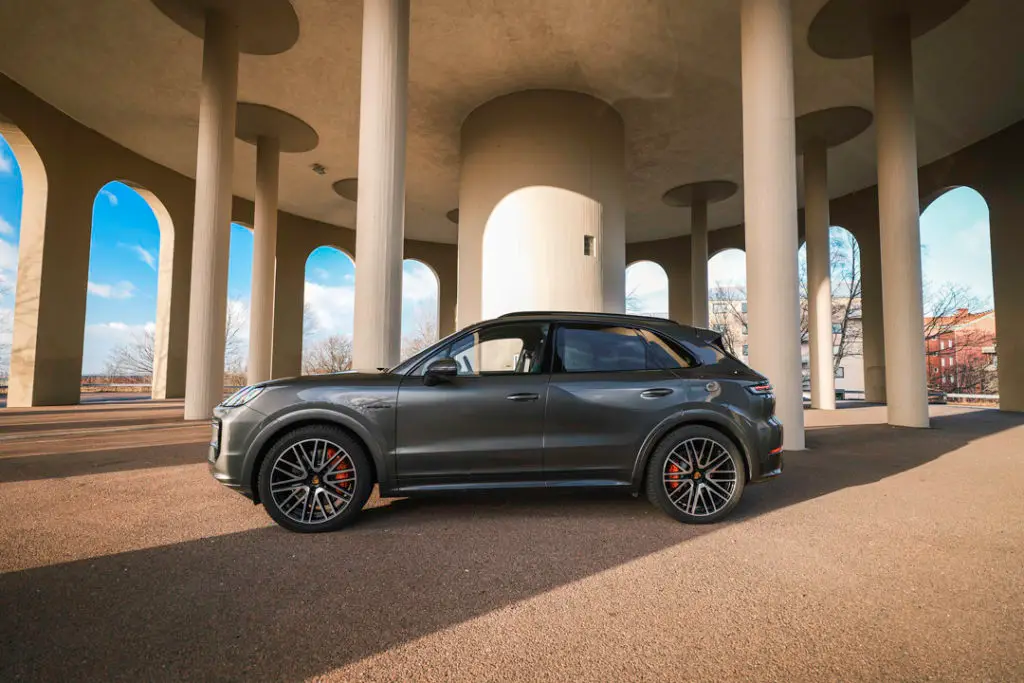 Porsche-Cayenne-E-Hybrid-sida