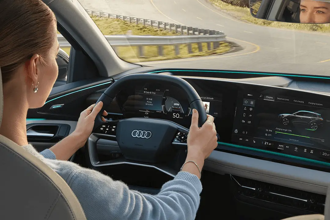 Audi-Q6-e-tron-kvinna-kör-på-landsväg