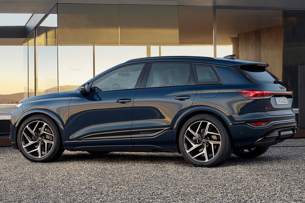 Audi-Q6-e-tron-parkerad-vid-modernt-hus