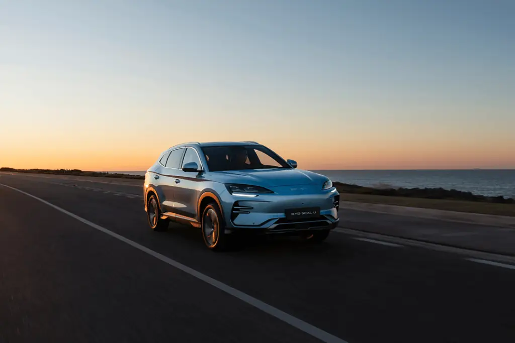 BYD-SEAL-U-kör-i-solnedgång