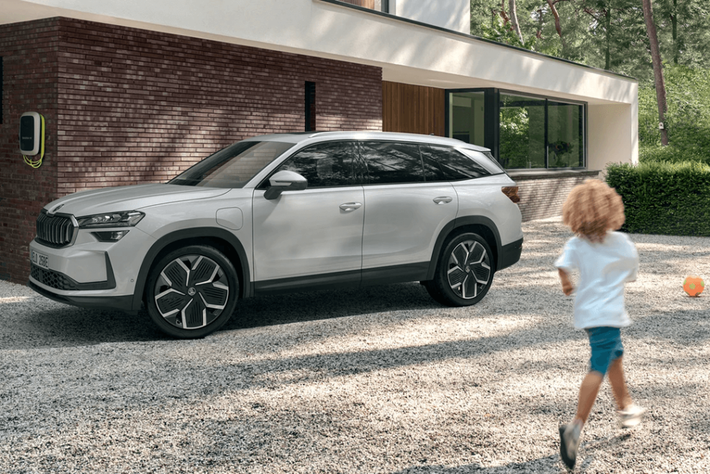 Parkerad-vid-hus-pojke-leker