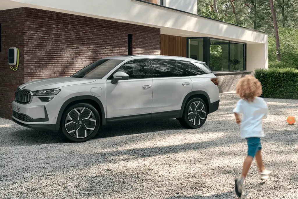 Parkerad-vid-hus-pojke-leker