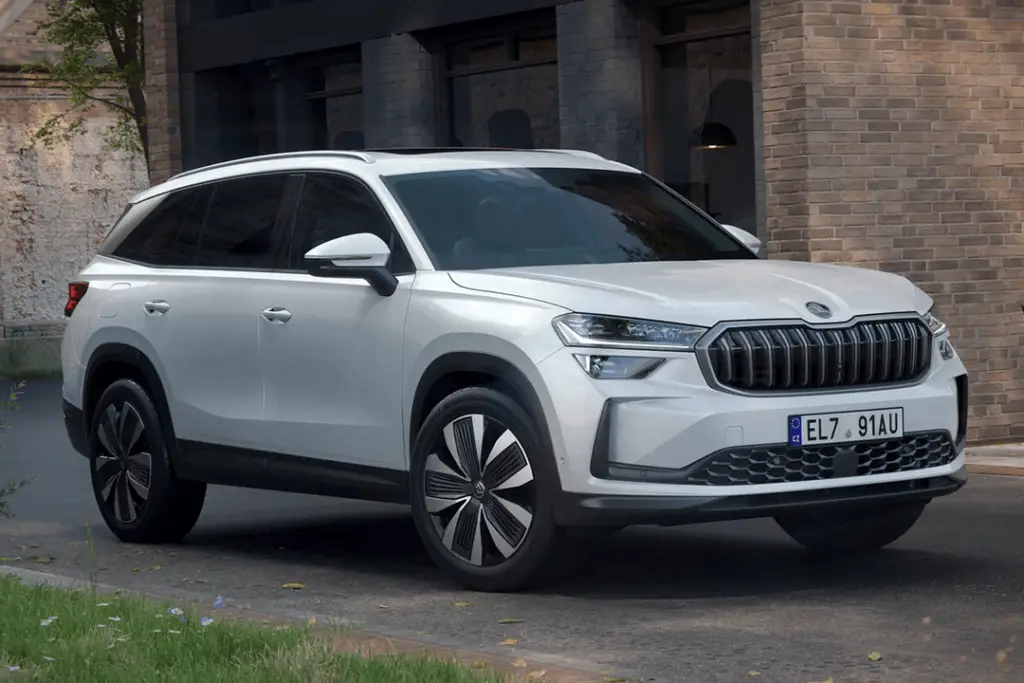 parkerad-framför-hus