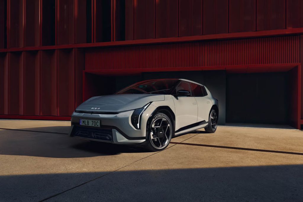 Kia-EV4-Front-Sida