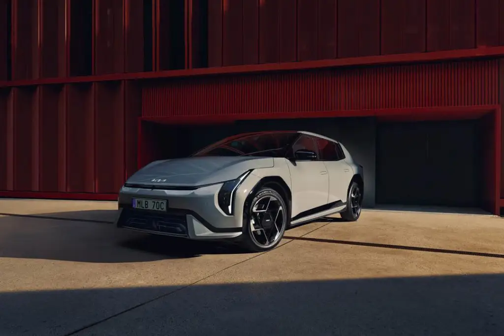 Kia-EV4-Front-Sida