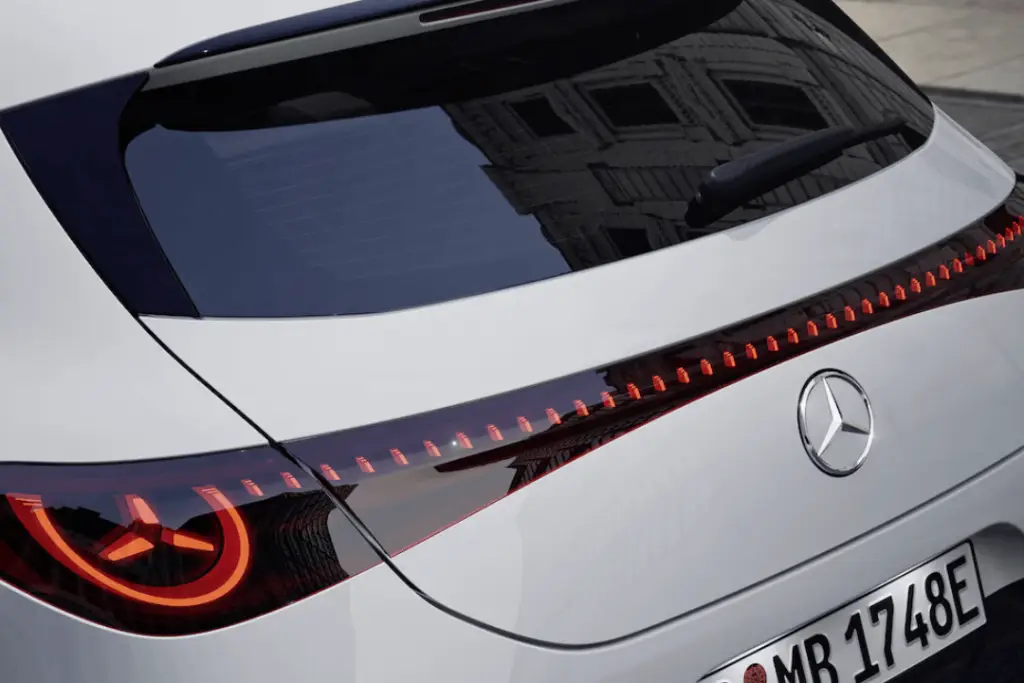 Mercedes-benz-cla-shooting-brake-electric-back