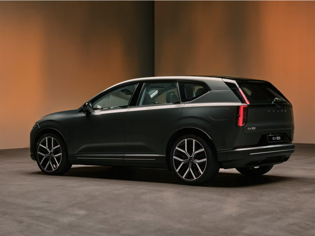 Volvo-EX60-snett-bak-parkerad-större